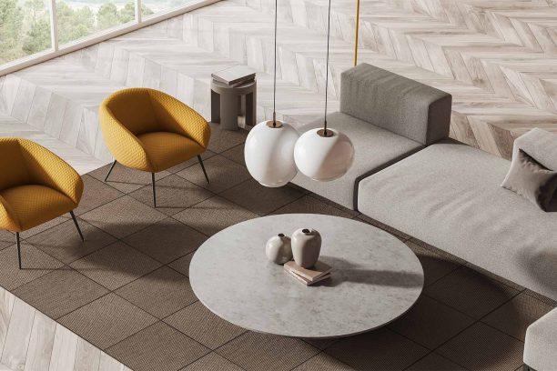 mesita-redonda-sofa-y-sillas